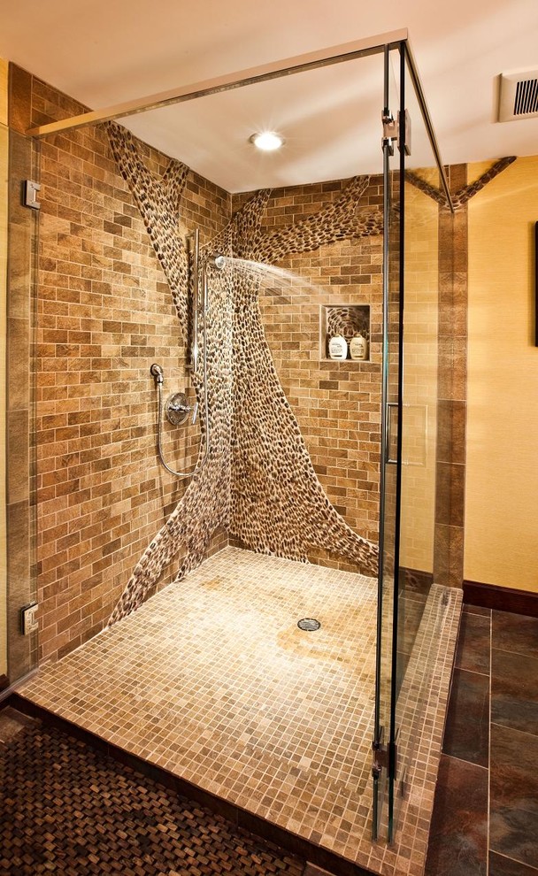 Diseño de cuarto de baño bohemio con ducha esquinera, sanitario de dos piezas, suelo de baldosas tipo guijarro, paredes beige, suelo de baldosas de porcelana y aseo y ducha