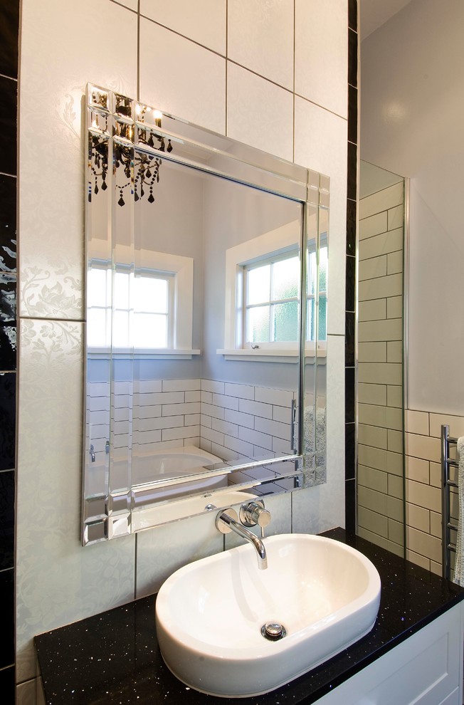 Idéer för att renovera ett litet funkis svart svart en-suite badrum, med skåp i shakerstil, vita skåp, ett badkar i en alkov, en hörndusch, vit kakel, tunnelbanekakel, grå väggar, klinkergolv i keramik, ett fristående handfat, granitbänkskiva, svart golv och dusch med gångjärnsdörr