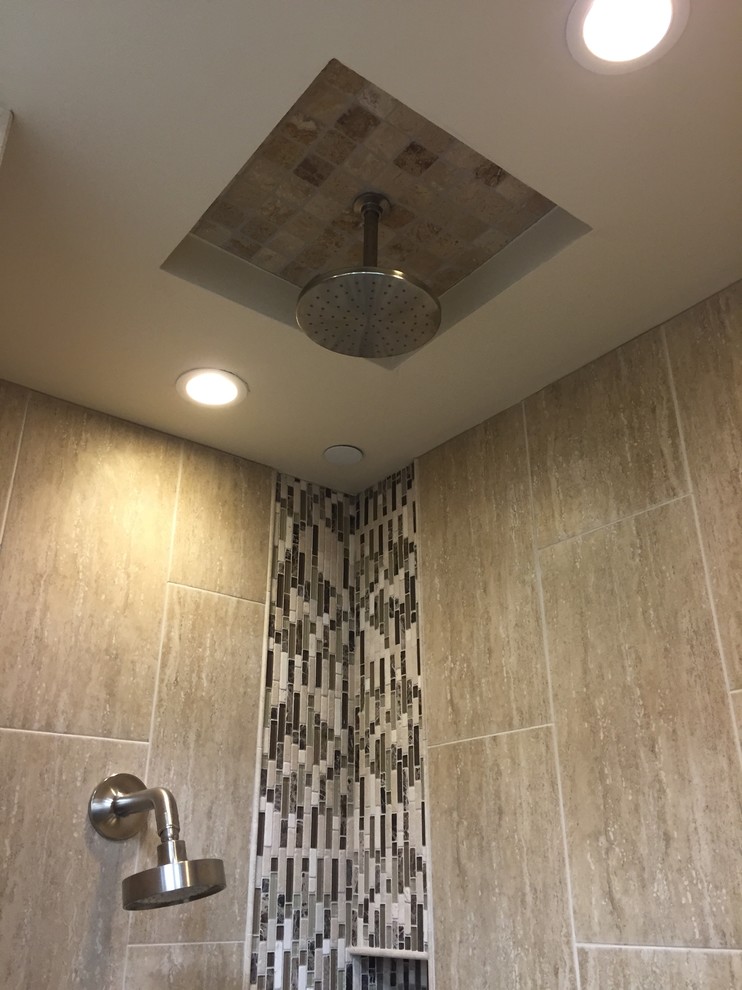 На фото: главная ванная комната среднего размера в классическом стиле с угловым душем, черной плиткой, коричневой плиткой, серой плиткой, удлиненной плиткой, бежевыми стенами и полом из мозаичной плитки с