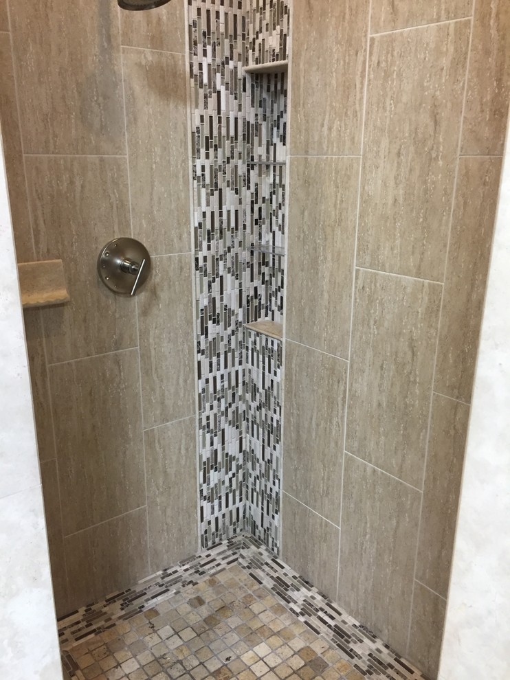 Идея дизайна: главная ванная комната среднего размера в классическом стиле с угловым душем, черной плиткой, коричневой плиткой, серой плиткой, удлиненной плиткой, бежевыми стенами и полом из мозаичной плитки