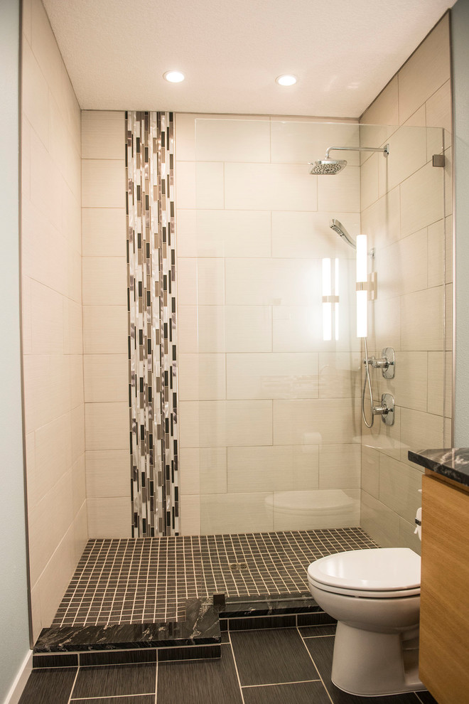 Идея дизайна: ванная комната в стиле ретро с открытым душем, стеклянной плиткой, полом из керамогранита, черным полом и открытым душем