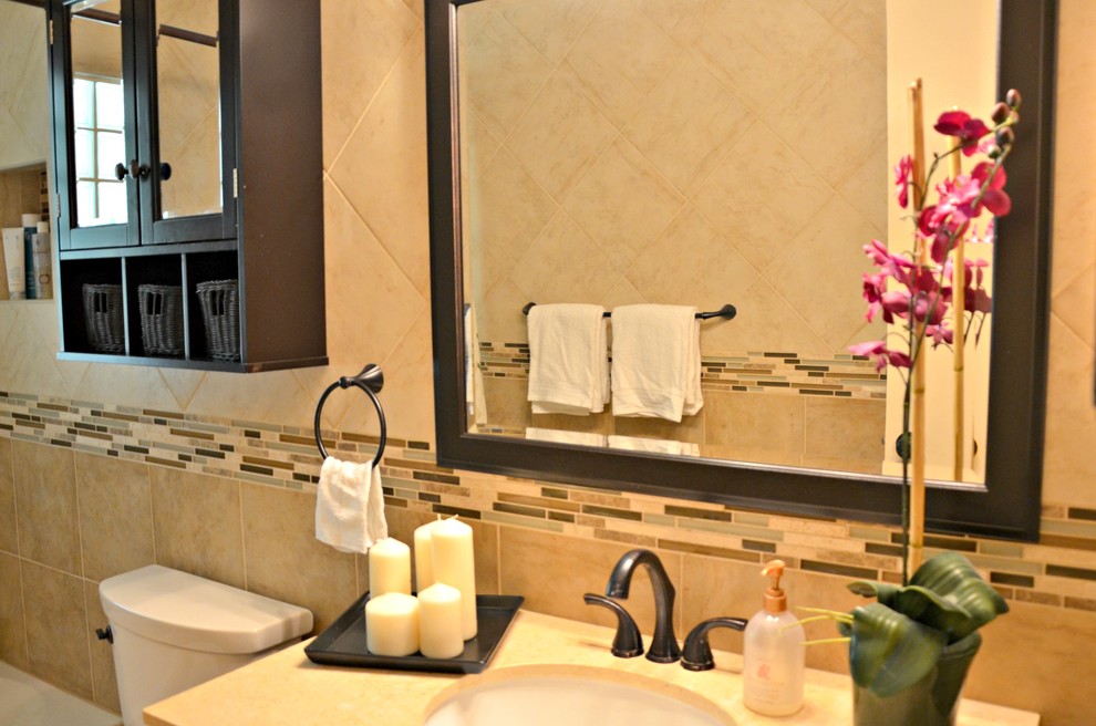 ワシントンD.C.にある中くらいなコンテンポラリースタイルのおしゃれなマスターバスルーム (アンダーカウンター洗面器、家具調キャビネット、濃色木目調キャビネット、御影石の洗面台、アルコーブ型浴槽、アルコーブ型シャワー、分離型トイレ、マルチカラーのタイル、モザイクタイル、ベージュの壁、セラミックタイルの床) の写真