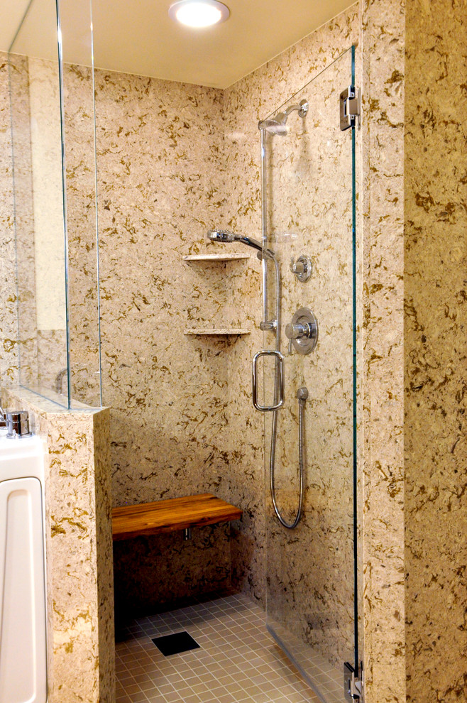 Cette photo montre une petite salle de bain principale tendance en bois brun avec un placard avec porte à panneau surélevé et un plan de toilette en quartz modifié.