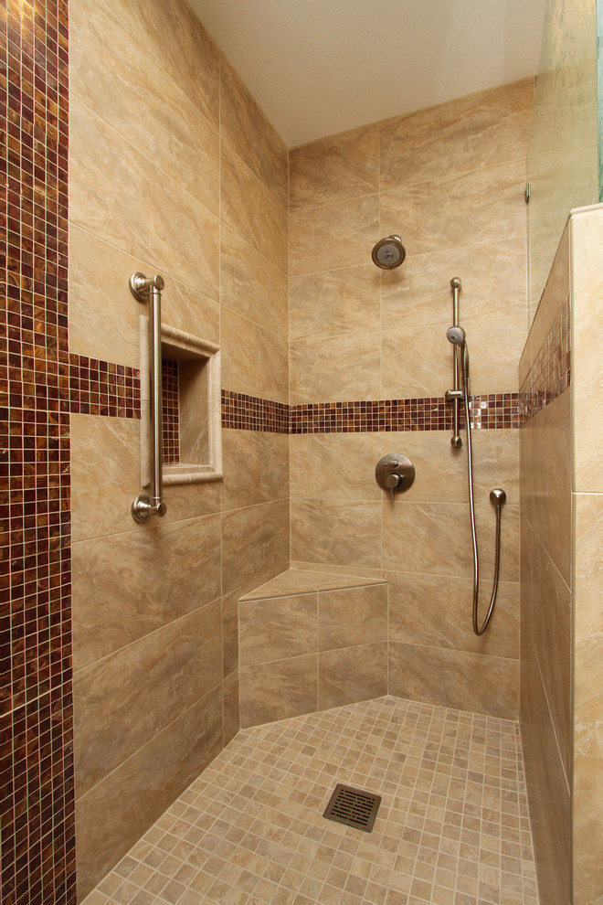 Foto på ett badrum, med beige kakel, porslinskakel och granitbänkskiva