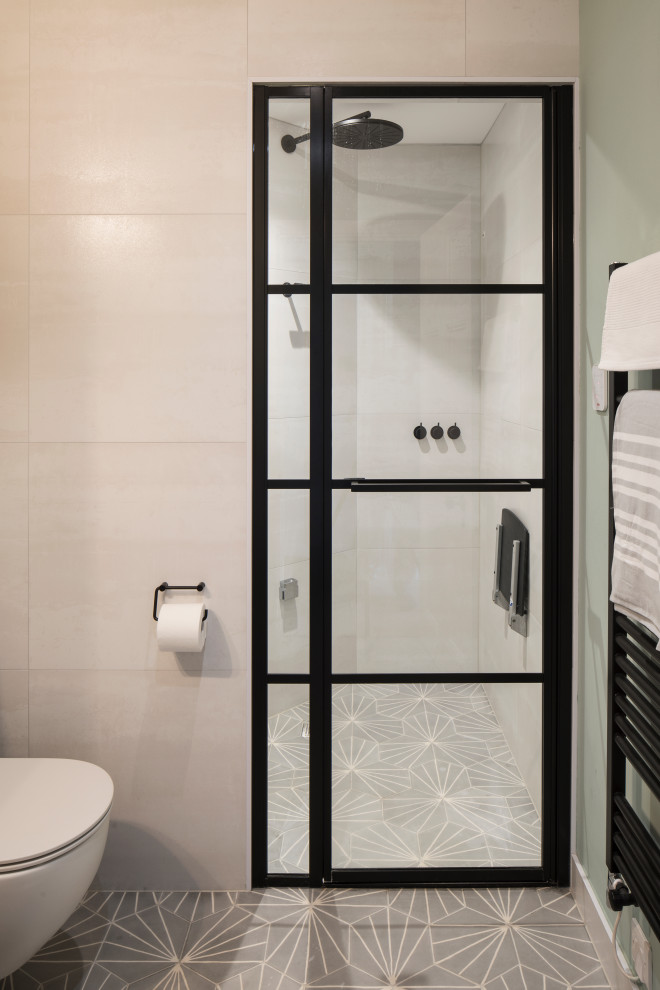 Idéer för att renovera ett litet minimalistiskt grå grått badrum med dusch, med släta luckor, skåp i ljust trä, en öppen dusch, en vägghängd toalettstol, vit kakel, mosaik, blå väggar, cementgolv, ett konsol handfat, marmorbänkskiva, grått golv och dusch med gångjärnsdörr