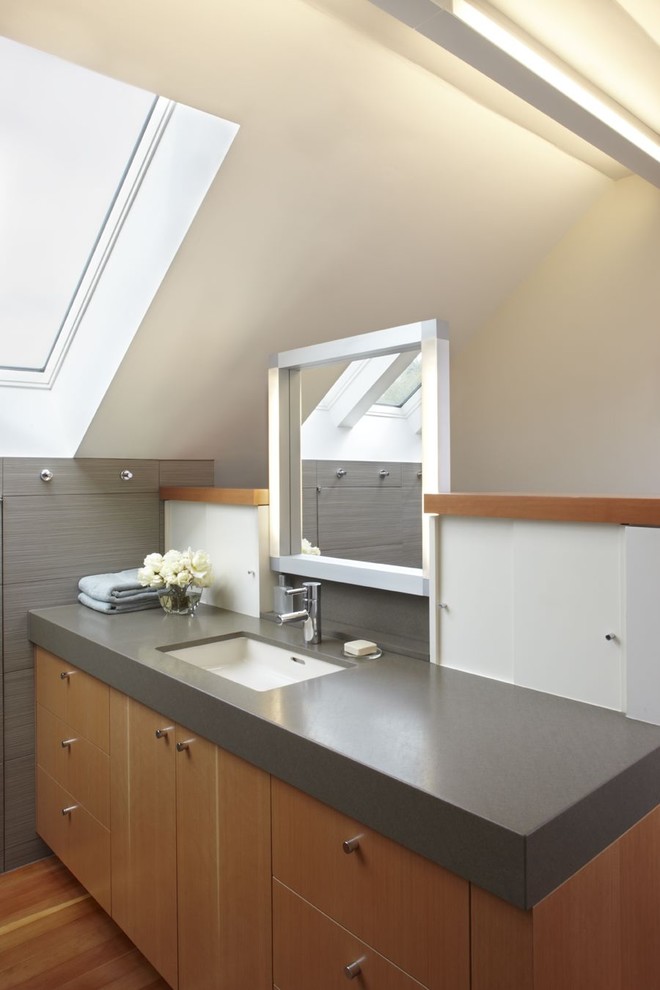 Modernes Badezimmer mit Unterbauwaschbecken, flächenbündigen Schrankfronten, hellbraunen Holzschränken und grauen Fliesen in San Francisco