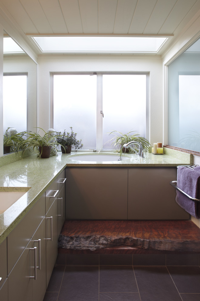 Inspiration för mellanstora moderna grönt en-suite badrum, med ett undermonterad handfat, släta luckor, grå skåp, ett badkar i en alkov, klinkergolv i porslin, granitbänkskiva och svart golv