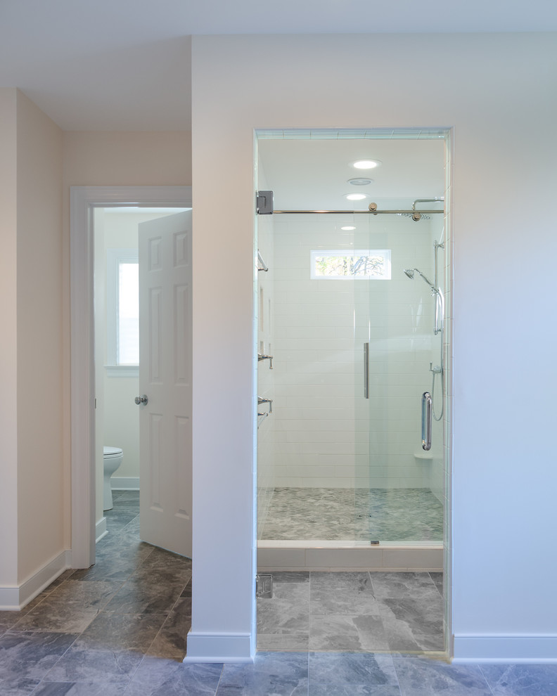 Inspiration för mellanstora klassiska en-suite badrum, med luckor med infälld panel, vita skåp, en dusch i en alkov, beige väggar, linoleumgolv, ett undermonterad handfat och granitbänkskiva