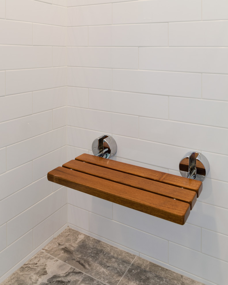 Idéer för att renovera ett mellanstort vintage en-suite badrum, med luckor med infälld panel, vita skåp, en dusch i en alkov, beige väggar, linoleumgolv, ett undermonterad handfat och granitbänkskiva