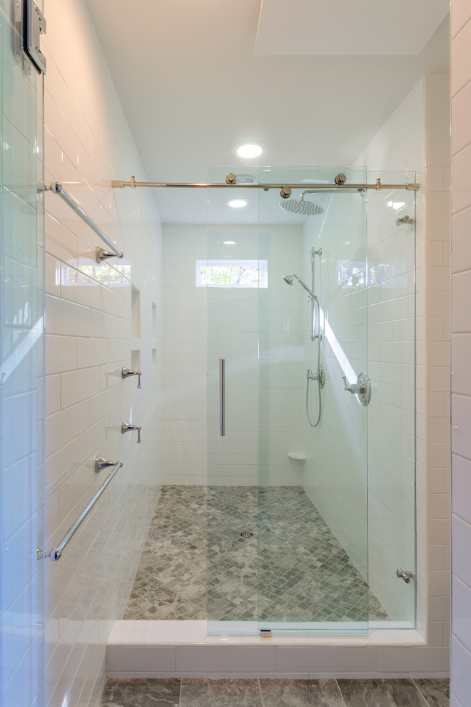 Foto på ett mellanstort funkis en-suite badrum, med luckor med infälld panel, vita skåp, en dusch i en alkov, beige väggar, linoleumgolv, ett undermonterad handfat och granitbänkskiva