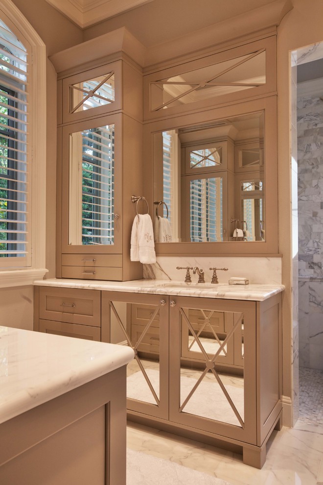 Bild på ett stort eklektiskt en-suite badrum, med ett undermonterad handfat, skåp i shakerstil, marmorbänkskiva, en öppen dusch, vit kakel och bruna skåp