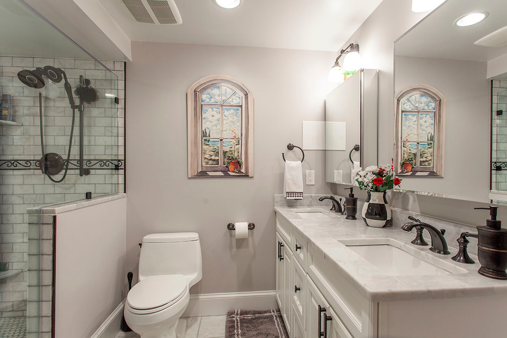 Inredning av ett klassiskt mellanstort en-suite badrum, med skåp i shakerstil, vita skåp, en dusch i en alkov, en toalettstol med hel cisternkåpa, vit kakel, tunnelbanekakel, grå väggar, klinkergolv i keramik, ett undermonterad handfat och granitbänkskiva