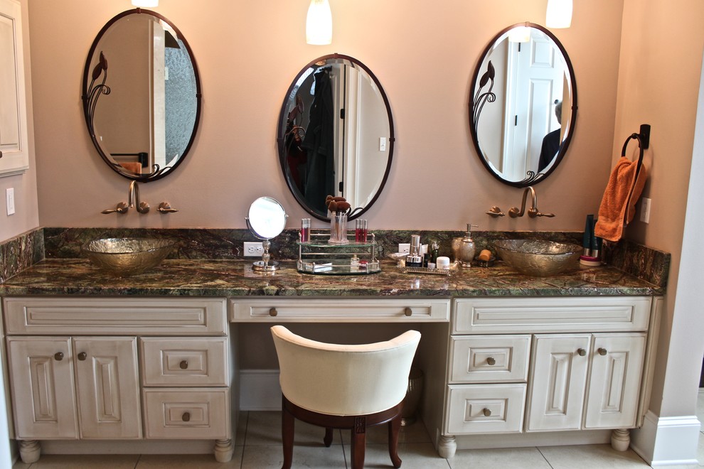Immagine di una stanza da bagno padronale country con piastrelle bianche, piastrelle in pietra, pareti rosa, pavimento in marmo e top in granito