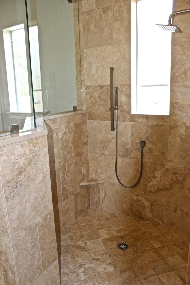 Esempio di una grande stanza da bagno padronale country con doccia ad angolo, piastrelle beige, piastrelle in pietra, pareti bianche, pavimento in marmo e top in granito