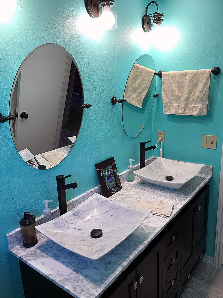 Modernes Badezimmer En Suite mit Schrankfronten im Shaker-Stil, braunen Schränken, blauer Wandfarbe, Keramikboden, Aufsatzwaschbecken, Quarzwerkstein-Waschtisch und grauem Boden in Austin