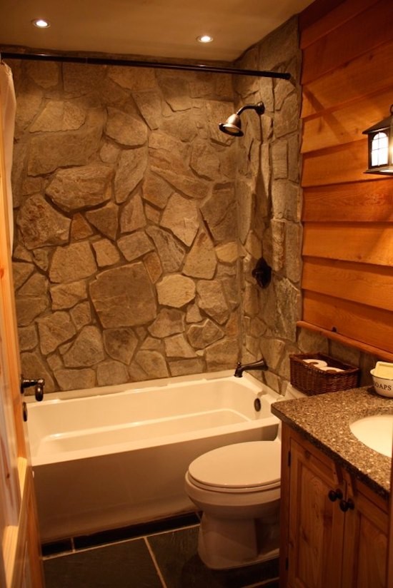 Cette image montre une grande salle de bain principale en bois clair avec un lavabo posé, un plan de toilette en marbre, une baignoire posée, une douche d'angle, un carrelage beige, un carrelage de pierre et un sol en carrelage de céramique.