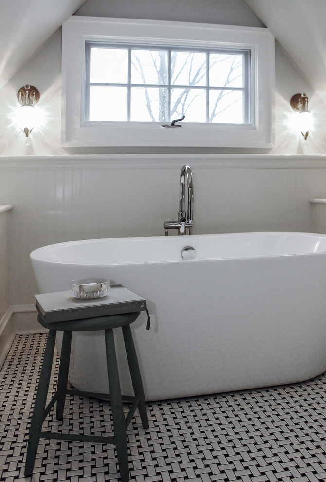 Modern inredning av ett stort en-suite badrum, med ett fristående badkar, vita väggar, klinkergolv i keramik, vitt golv, släta luckor, bruna skåp, marmorbänkskiva, en hörndusch, svart och vit kakel, grå kakel, keramikplattor, ett undermonterad handfat och med dusch som är öppen