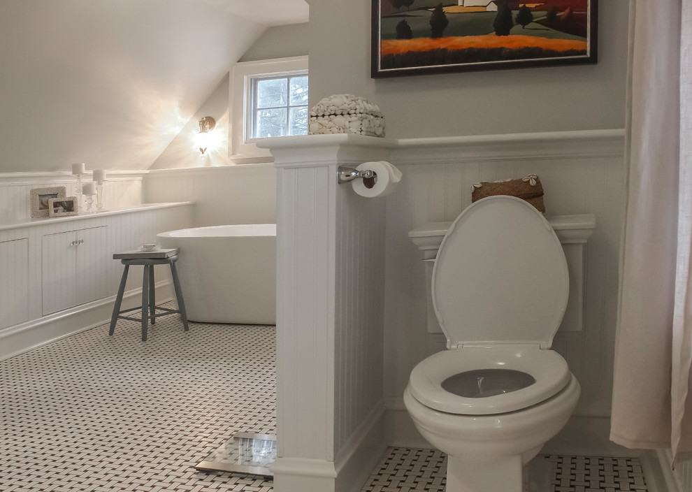 На фото: большая главная ванная комната в современном стиле с отдельно стоящей ванной, угловым душем, белыми стенами, полом из керамической плитки, белым полом, открытым душем, плоскими фасадами, коричневыми фасадами, черно-белой плиткой, серой плиткой, керамической плиткой, врезной раковиной и мраморной столешницей