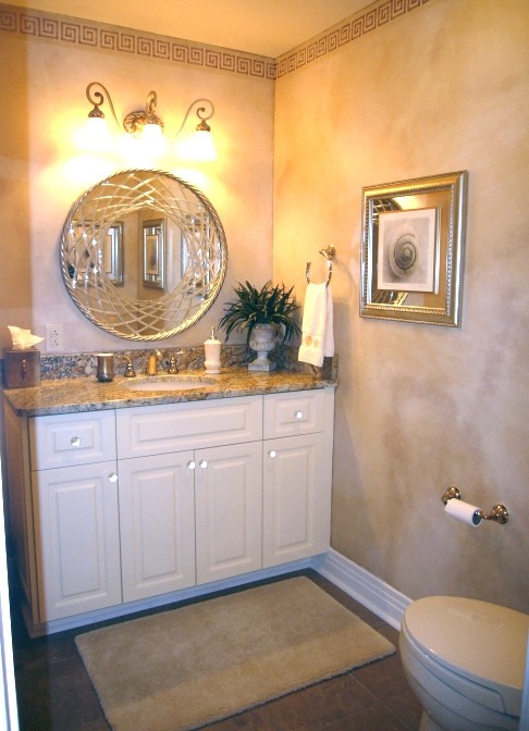Cette photo montre une salle de bain éclectique de taille moyenne avec des portes de placard blanches, WC séparés, un sol en carrelage de porcelaine, un lavabo encastré, un plan de toilette en granite et un sol marron.