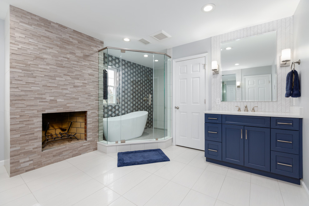 Klassisk inredning av ett vit vitt en-suite badrum, med skåp i shakerstil, blå skåp, ett fristående badkar, våtrum, ett undermonterad handfat och dusch med gångjärnsdörr
