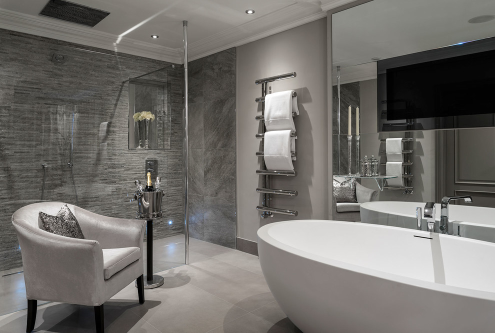 Cette photo montre une grande salle de bain principale tendance avec une baignoire indépendante, un espace douche bain, un carrelage gris, un carrelage de pierre, un mur marron et un sol en carrelage de porcelaine.