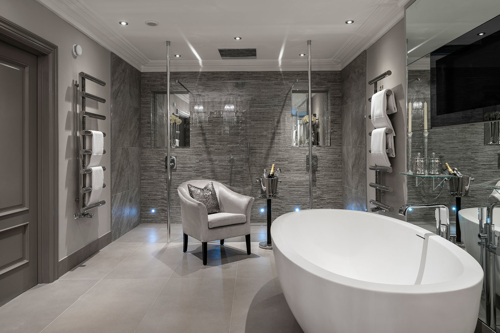Idee per una grande stanza da bagno padronale minimalista con vasca freestanding, doccia aperta, piastrelle grigie, piastrelle in pietra e pareti beige