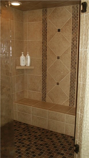 Foto de cuarto de baño tradicional de tamaño medio con ducha esquinera, baldosas y/o azulejos beige, baldosas y/o azulejos de porcelana y suelo de baldosas de porcelana