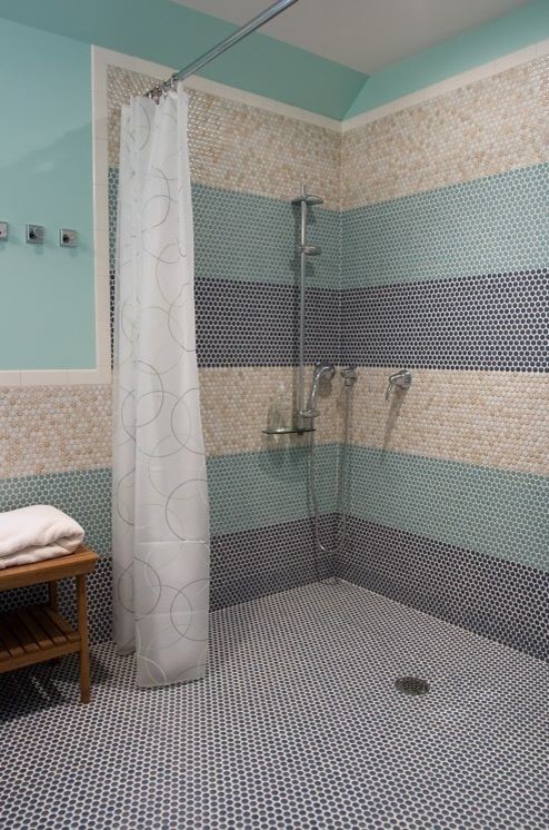 Cette photo montre une salle de bain éclectique de taille moyenne avec une douche ouverte, un carrelage beige, un carrelage bleu, un carrelage marron, un carrelage gris, un carrelage vert, un carrelage multicolore, un carrelage blanc, mosaïque, un mur bleu et un sol en carrelage de terre cuite.