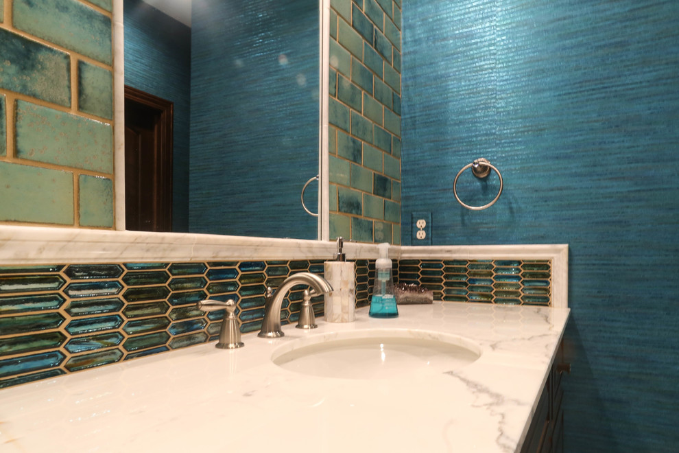 Inspiration pour une grande salle de bain méditerranéenne en bois brun avec un placard avec porte à panneau surélevé, WC séparés, un carrelage bleu, des carreaux de porcelaine, un mur bleu, un sol en carrelage de porcelaine, un lavabo encastré, un plan de toilette en granite, un sol beige et une cabine de douche à porte coulissante.
