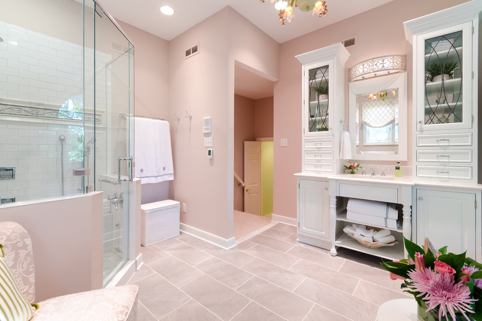 Пример оригинального дизайна: главная ванная комната в классическом стиле с фасадами с декоративным кантом, белыми фасадами, столешницей из искусственного кварца, отдельно стоящей ванной, белой плиткой и розовыми стенами