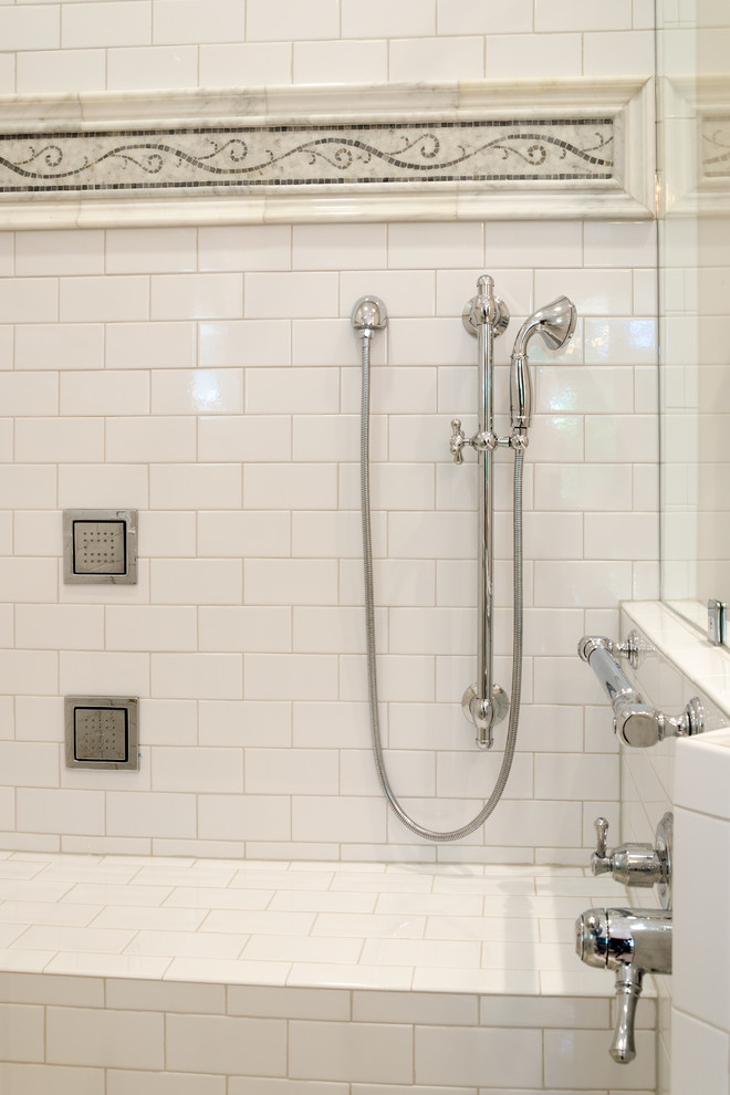 Idées déco pour une salle de bain principale classique avec un placard à porte affleurante, des portes de placard blanches, un plan de toilette en quartz modifié, une baignoire indépendante, une douche d'angle, un carrelage blanc et un mur blanc.