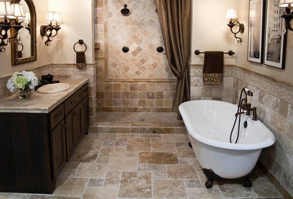 Стильный дизайн: главная ванная комната среднего размера в классическом стиле с фасадами в стиле шейкер, темными деревянными фасадами, ванной на ножках, душем в нише, плиткой из травертина, бежевыми стенами, накладной раковиной, столешницей из плитки, бежевым полом и шторкой для ванной - последний тренд