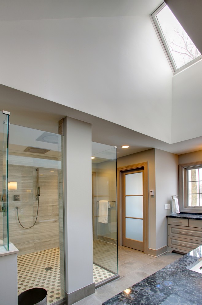 На фото: ванная комната в современном стиле с фасадами с выступающей филенкой, серыми фасадами, столешницей из гранита, отдельно стоящей ванной, открытым душем и серой плиткой