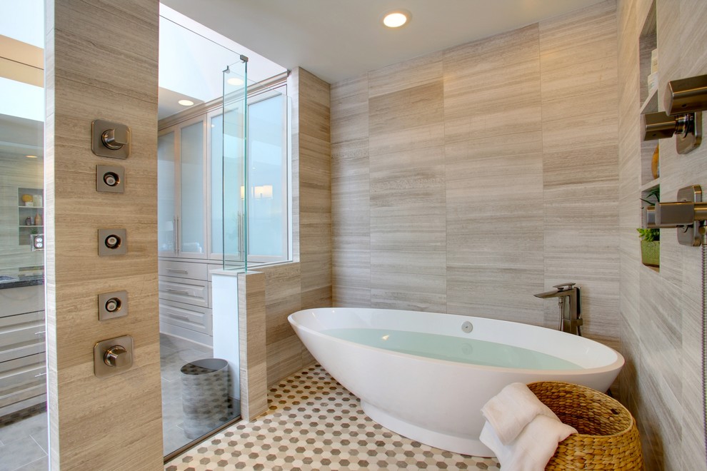 Пример оригинального дизайна: главная ванная комната в современном стиле с отдельно стоящей ванной, открытым душем, бежевой плиткой и открытым душем