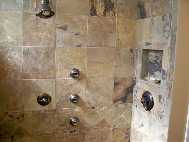 Inredning av ett klassiskt mellanstort en-suite badrum, med skåp i mellenmörkt trä, ett hörnbadkar, beige kakel, keramikplattor, beige väggar och marmorgolv
