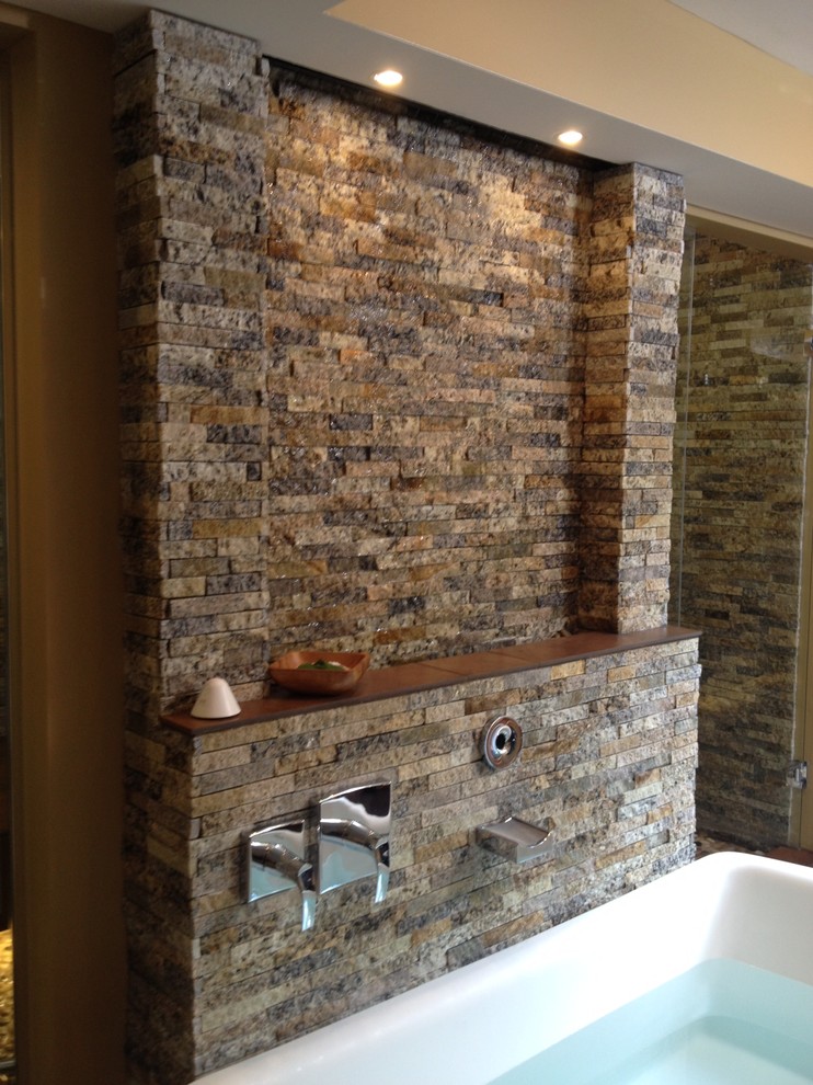 Стильный дизайн: ванная комната в классическом стиле с отдельно стоящей ванной, душем в нише и каменной плиткой - последний тренд