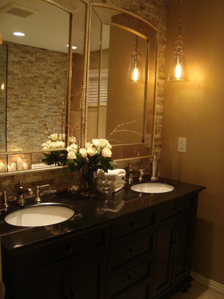 Foto di una stanza da bagno chic con lavabo a consolle, vasca da incasso, doccia ad angolo e piastrelle in pietra