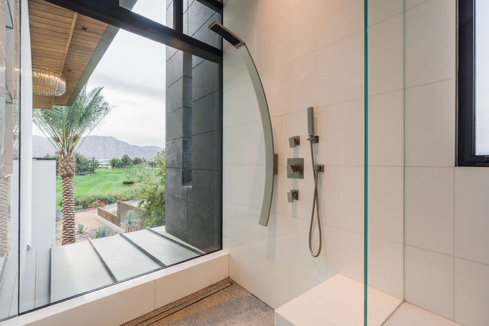 Ejemplo de cuarto de baño contemporáneo con ducha esquinera, baldosas y/o azulejos blancos, paredes blancas, suelo con mosaicos de baldosas, suelo marrón y ducha abierta