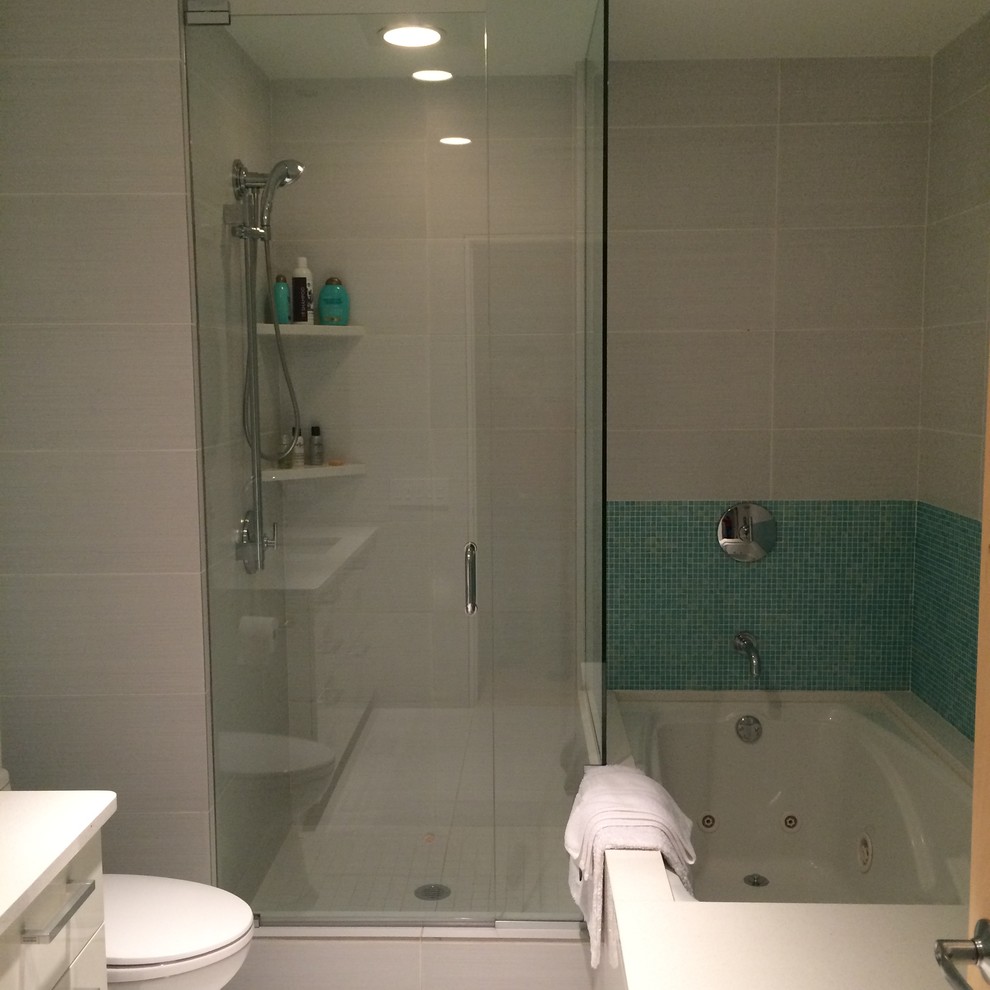 Ispirazione per una stanza da bagno con doccia minimal di medie dimensioni con lavabo sottopiano, ante bianche, vasca ad angolo, doccia ad angolo, piastrelle blu e pareti multicolore