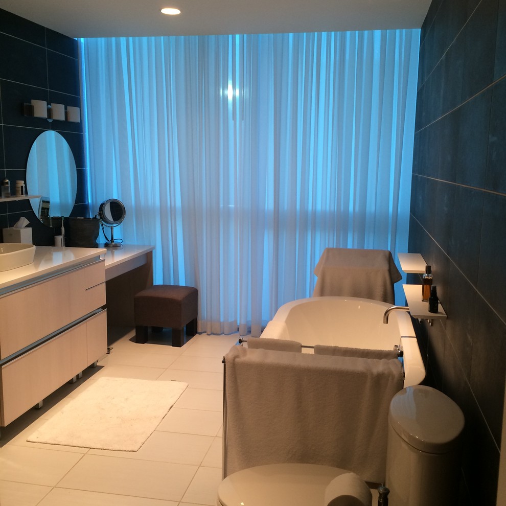 Пример оригинального дизайна: большая главная ванная комната в современном стиле с врезной раковиной, белыми фасадами, угловой ванной, угловым душем, черной плиткой и разноцветными стенами