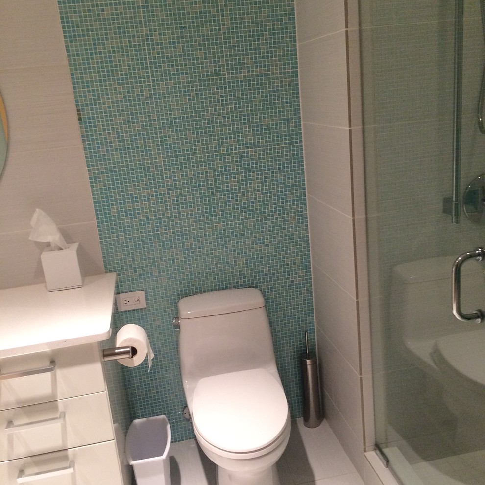 Идея дизайна: ванная комната среднего размера в современном стиле с врезной раковиной, белыми фасадами, угловой ванной, угловым душем, синей плиткой, разноцветными стенами и душевой кабиной