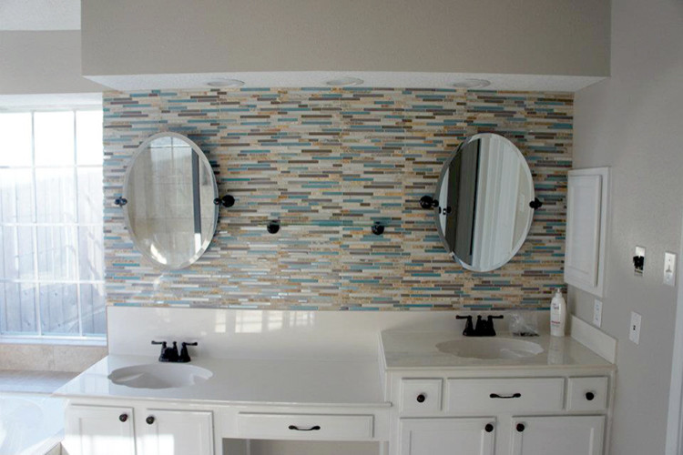Пример оригинального дизайна: большая главная ванная комната в стиле неоклассика (современная классика) с фасадами с утопленной филенкой, белыми фасадами, полновстраиваемой ванной, бежевой плиткой, синей плиткой, коричневой плиткой, серой плиткой, разноцветной плиткой, оранжевой плиткой, удлиненной плиткой, серыми стенами, врезной раковиной и столешницей из искусственного кварца