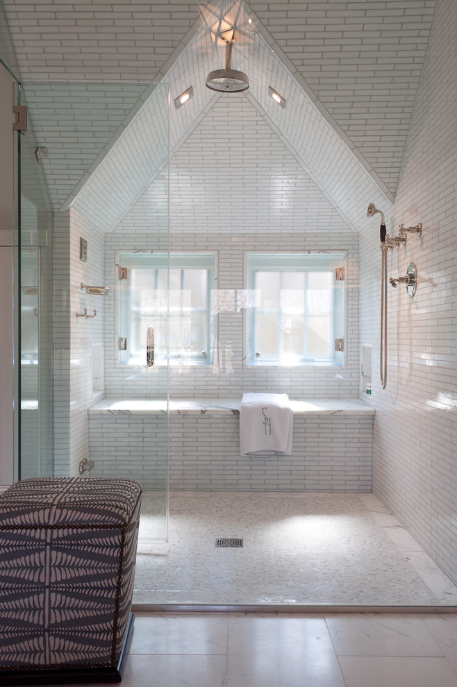 Inspiration för klassiska en-suite badrum, med vita väggar, marmorgolv, en öppen dusch, vit kakel och med dusch som är öppen