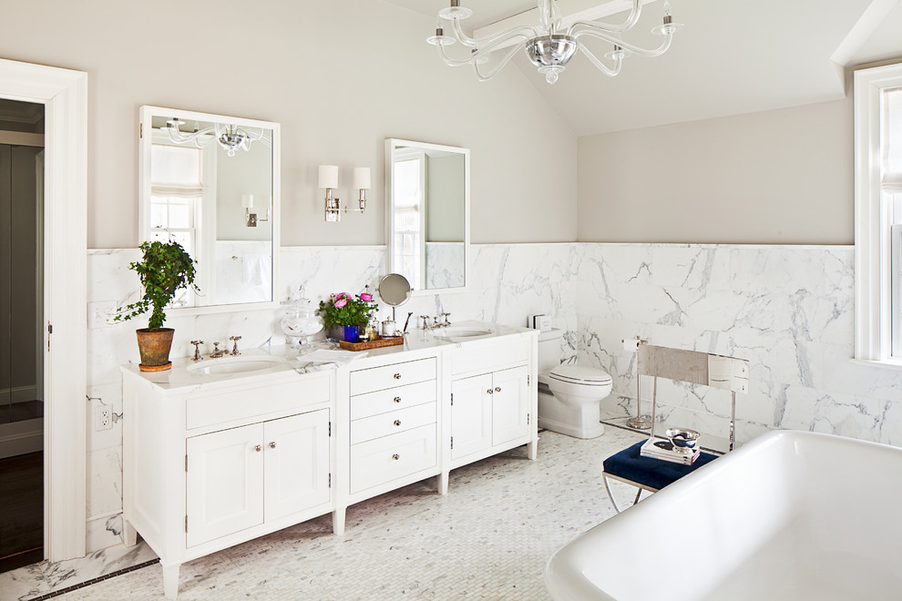 Foto di una stanza da bagno padronale tradizionale con ante bianche, top in marmo, pareti beige e pavimento in marmo