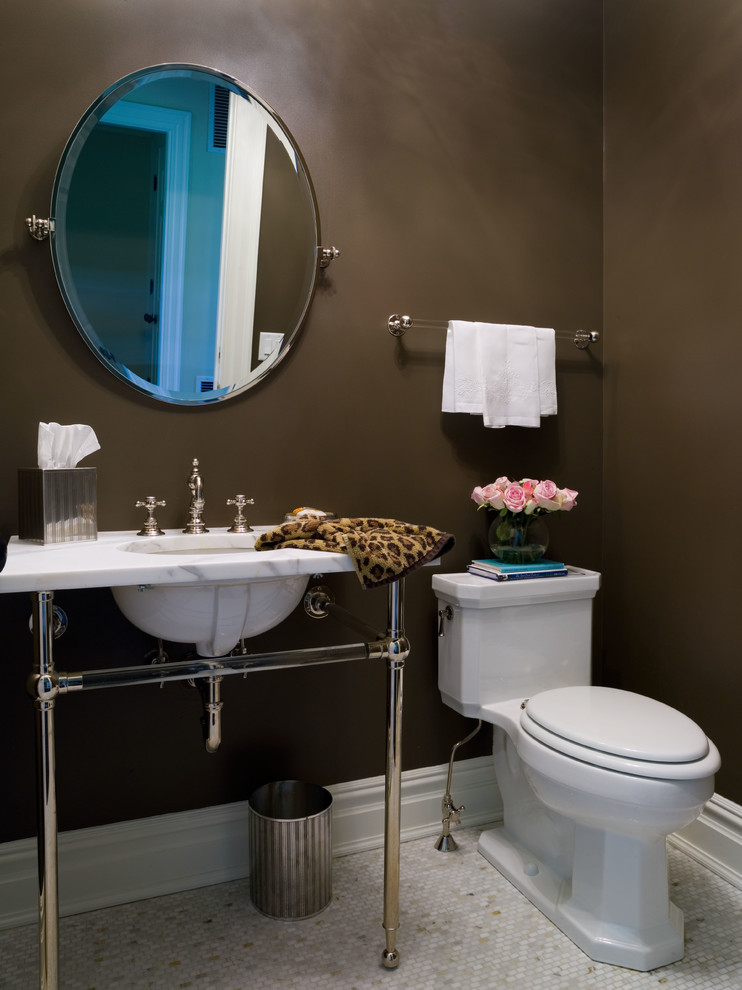 Foto di una stanza da bagno con doccia tradizionale con top in marmo e pareti marroni