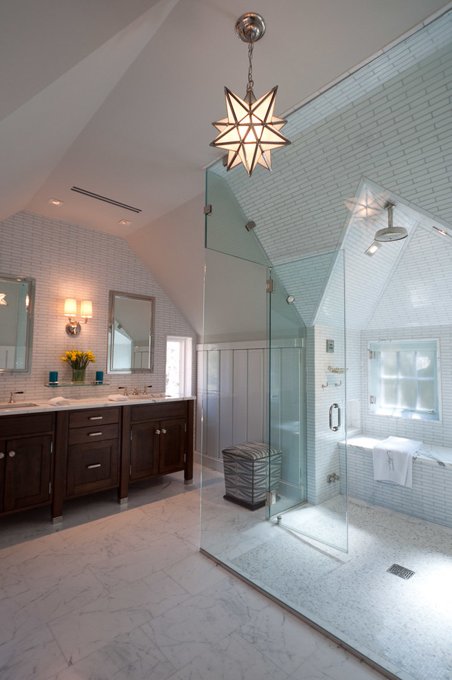 Ispirazione per una stanza da bagno padronale classica con ante in legno scuro, top in marmo, pareti bianche e pavimento in marmo