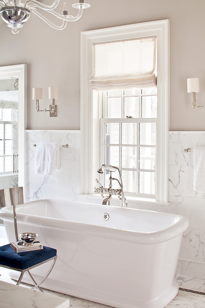 Inredning av ett klassiskt en-suite badrum, med vita skåp, marmorbänkskiva, beige väggar och marmorgolv