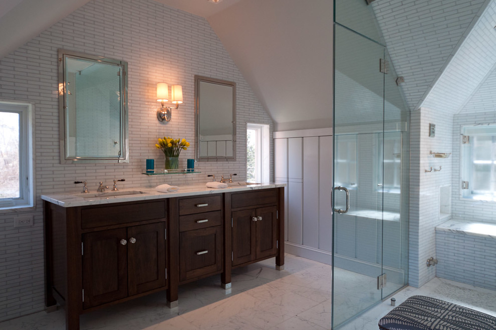 Ispirazione per una stanza da bagno padronale tradizionale con ante bianche, pareti beige, pavimento in marmo e top in marmo