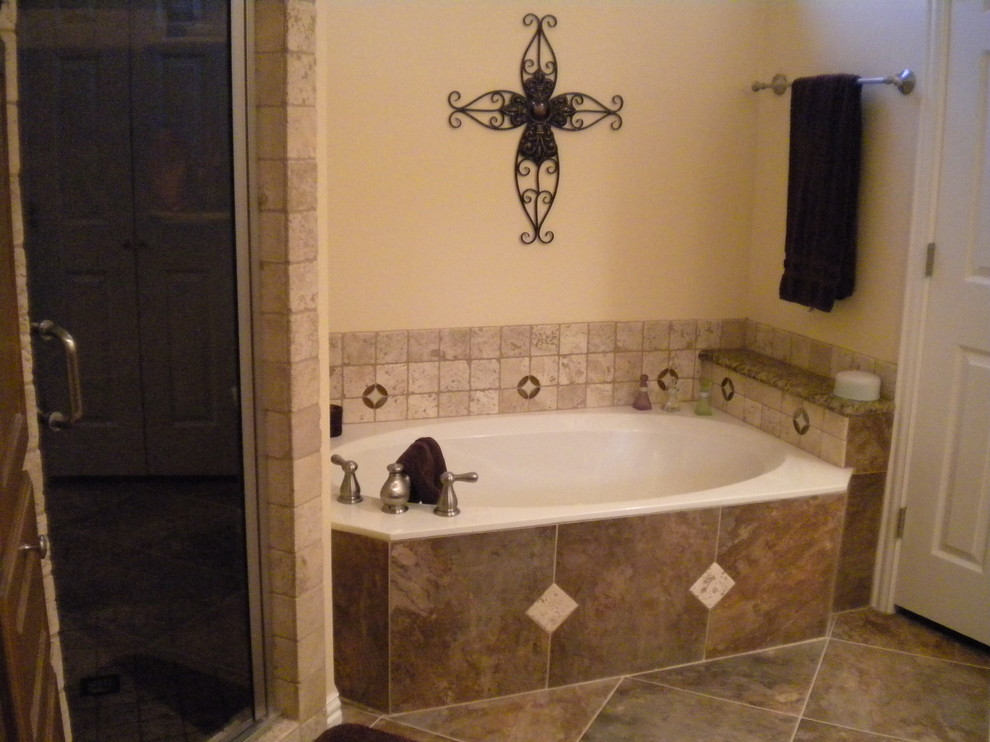 Inredning av ett modernt en-suite badrum, med ett badkar i en alkov, en dusch i en alkov, beige kakel, porslinskakel, klinkergolv i porslin, beige väggar och dusch med gångjärnsdörr