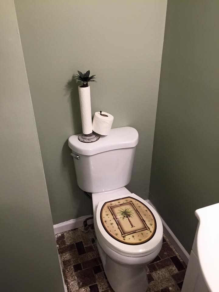 Réalisation d'un petit WC et toilettes ethnique avec un placard à porte affleurante, WC séparés, un mur gris, un sol en carrelage de porcelaine, un lavabo de ferme et un sol beige.